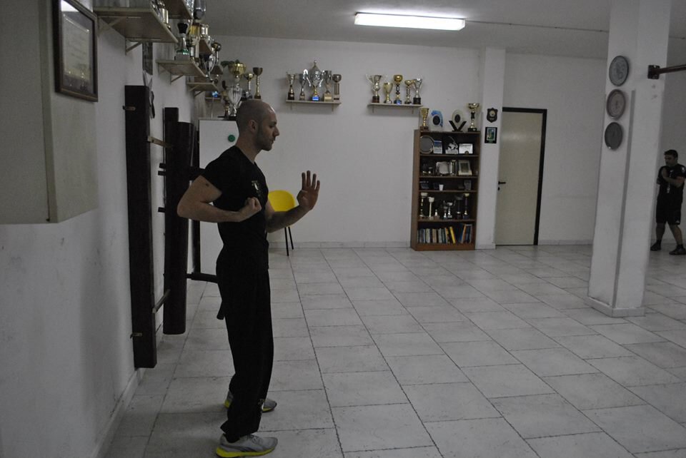 Posture de base du Wing Chun tenue pendant la forme Siu Nim Tao