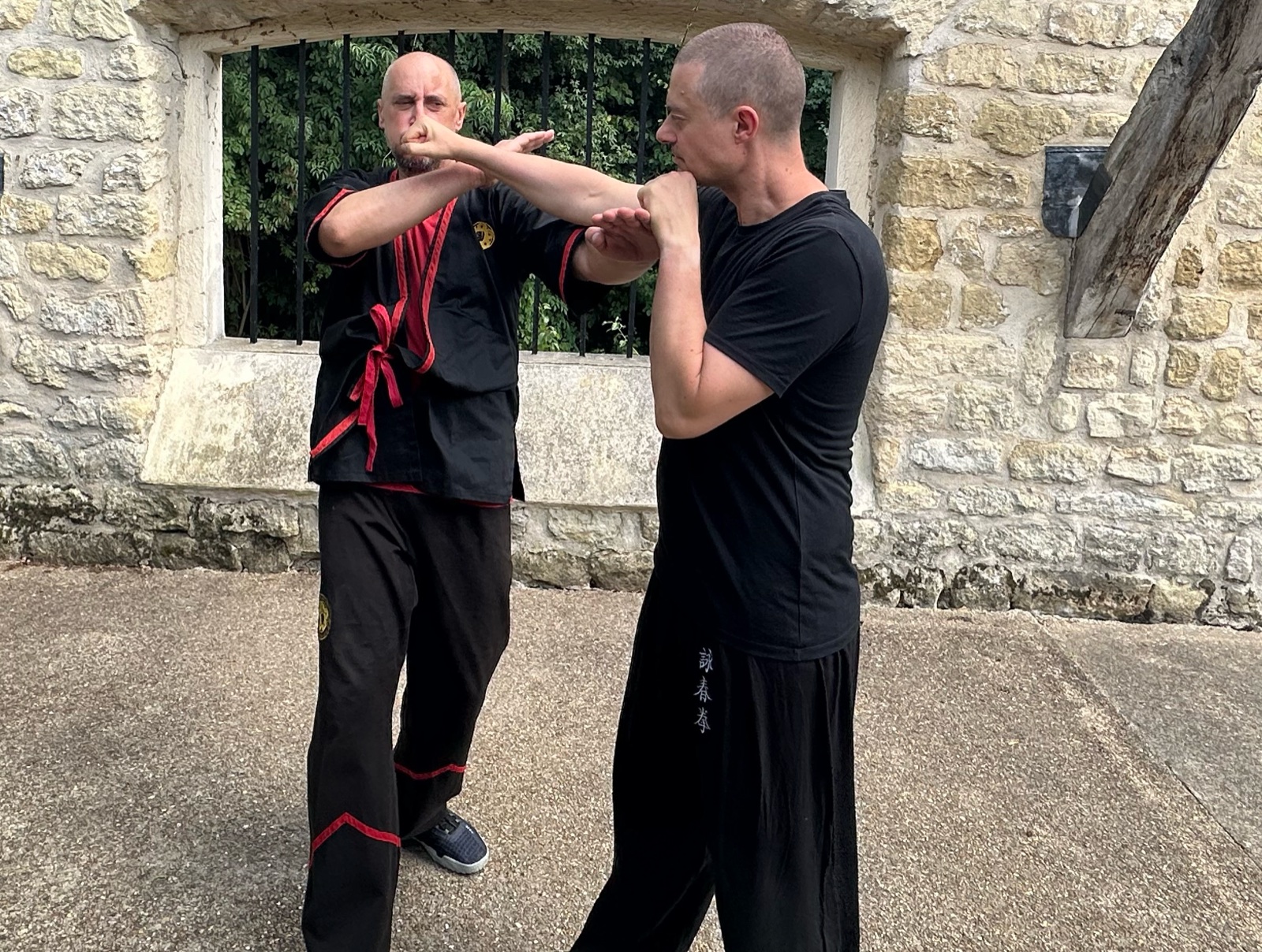 Application de Wing Tsun en extérieur à l’Association Tan Sao