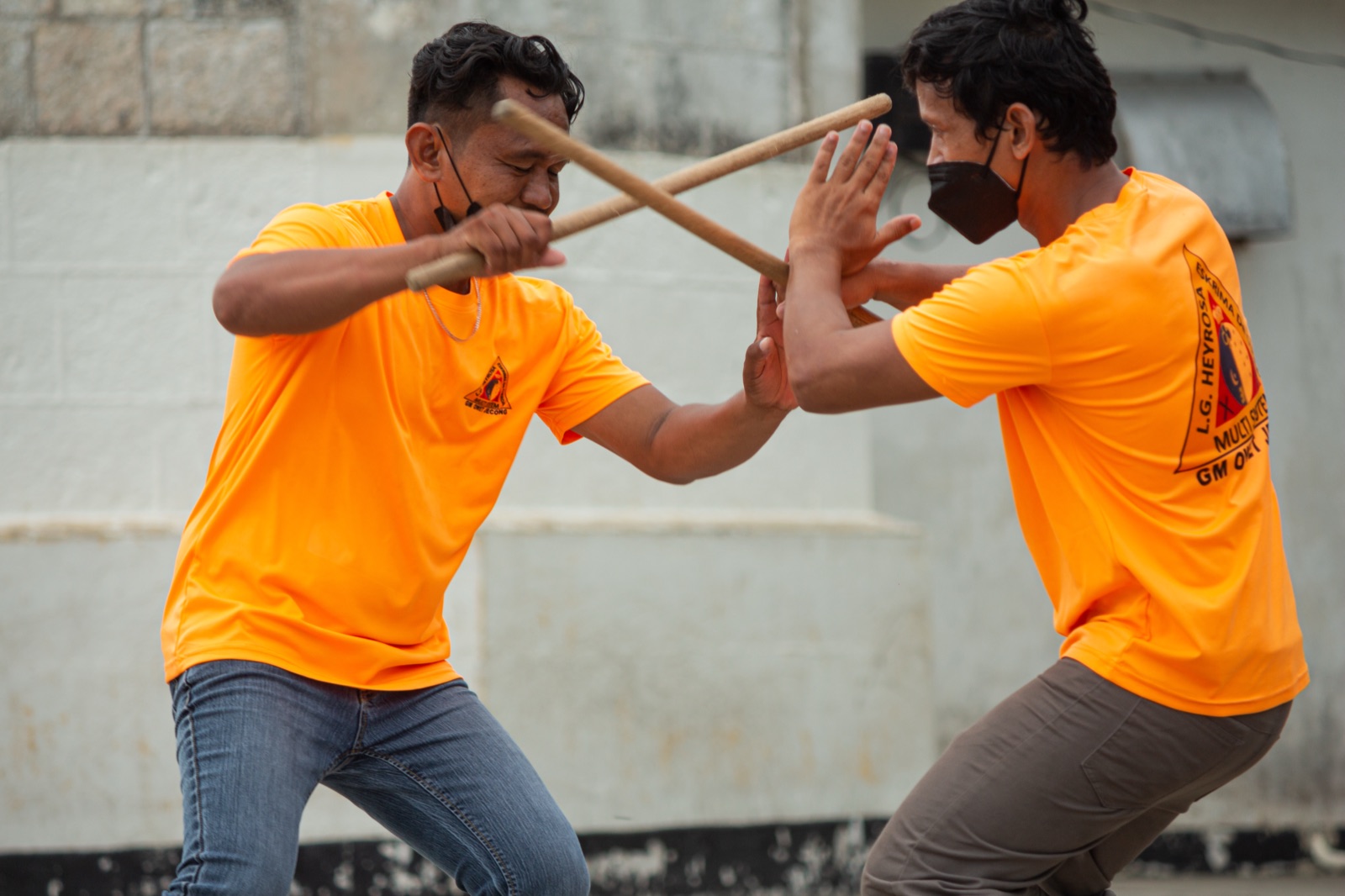 Deux pratiquants d’Eskrima en drill au bâton