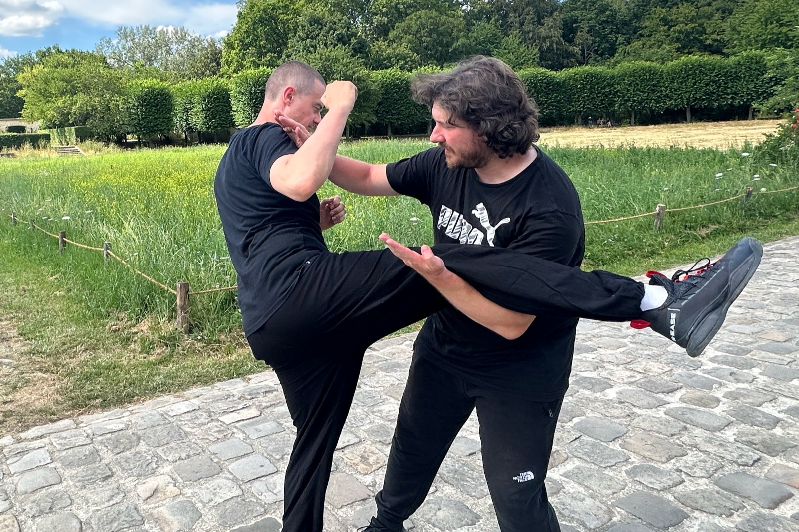 Application dynamique en Wing Tsun, coup de pied