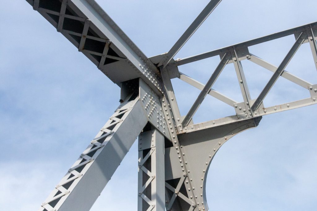 Nœud de charpente d’acier — triangulation et transmission de force
