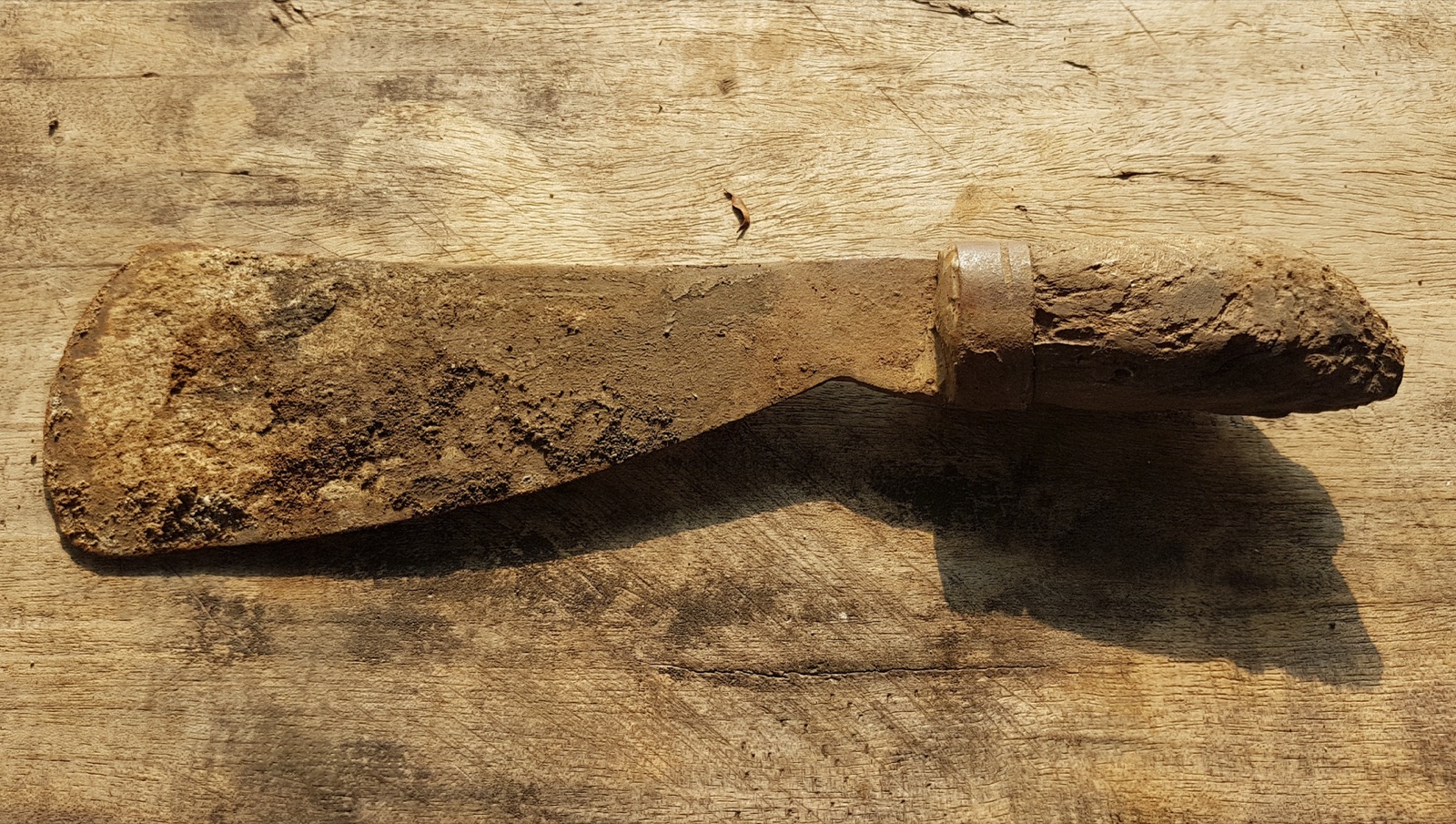 Couteau traditionnel philippin (guna) posé sur du bois
