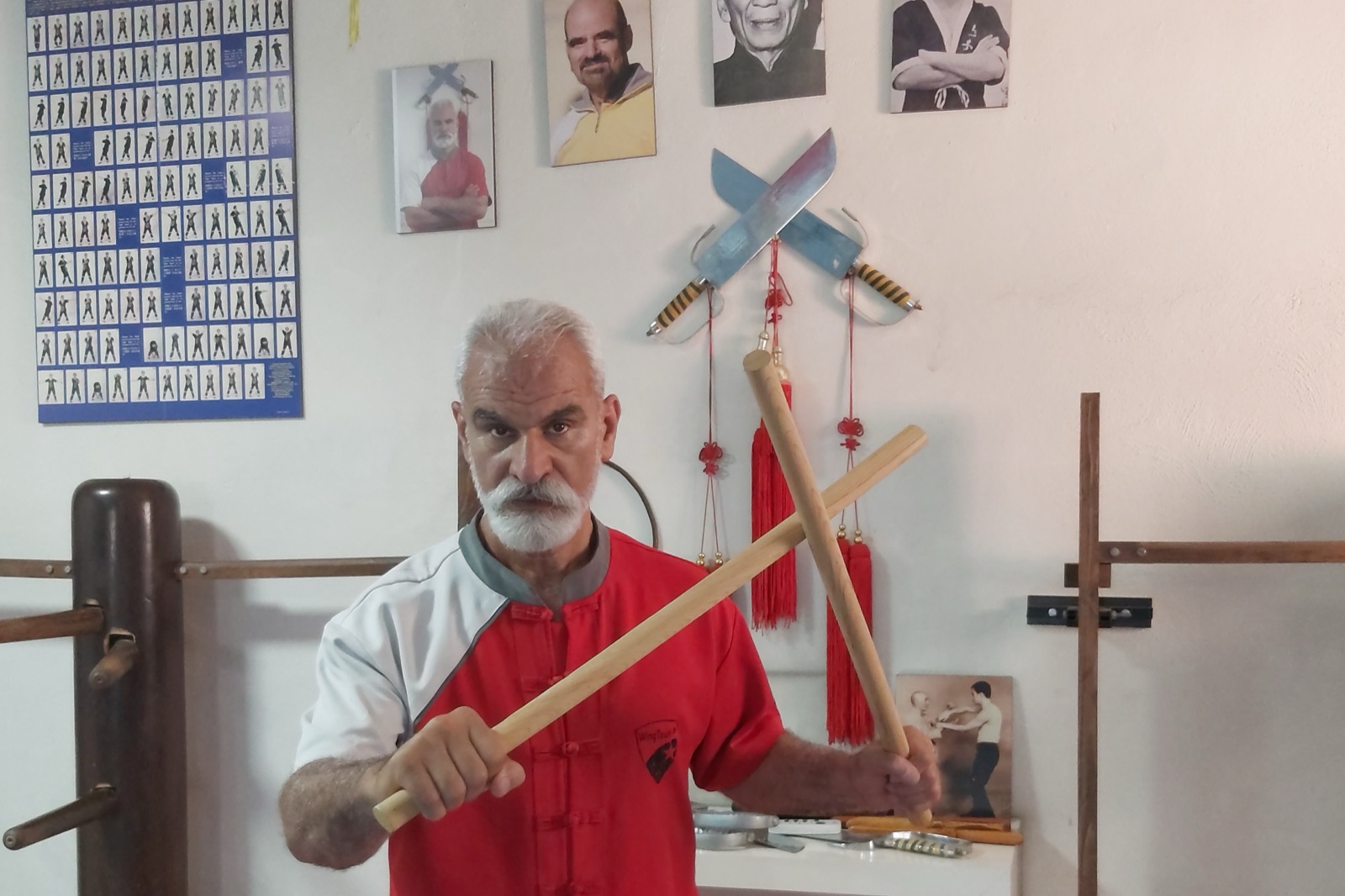 Pratiquant d’Eskrima en garde à deux bâtons (sinawali)